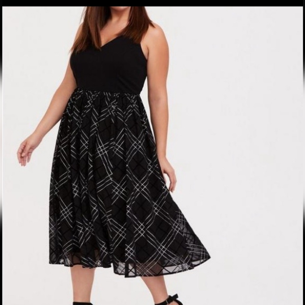 Torrid Chiffon Midi Skater dress black silver glitter crosshatch pattern 18